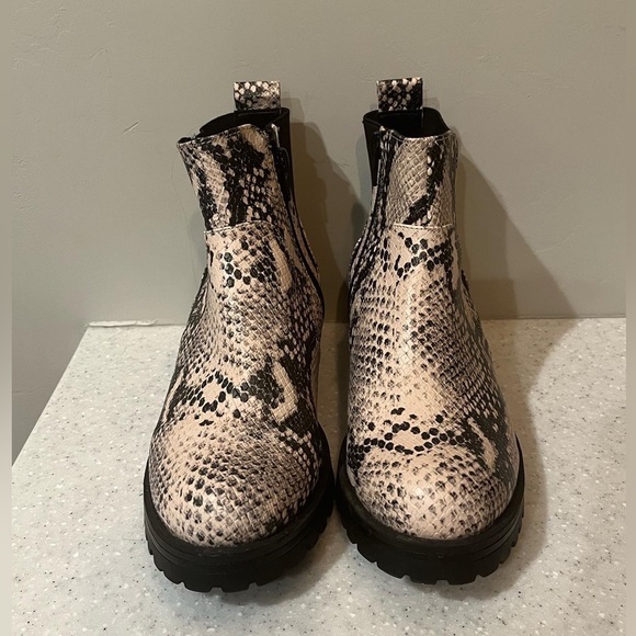 Universal Thread‎ Boots - Picture 2 of 5